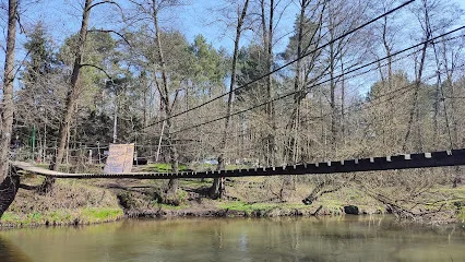 Most wiszący nad rzeką Świder